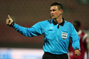Arbitrul central Cristian Pavel Balaj gesticuleaza in meciul dintre CFR Cluj SI Otelul Galati, din etapa a XXX-a a Ligii I, disputat in Cluj-Napoca, luni, 2 mai 2011. MIRCEA ROSCA / MEDIAFAX FOTO