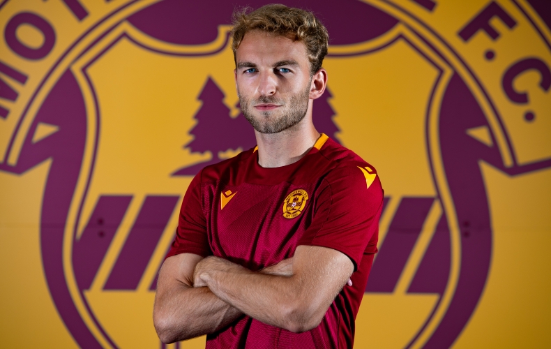 Un mijlocaș central pe lista lui Dinamo! Imagini cu jucătorul